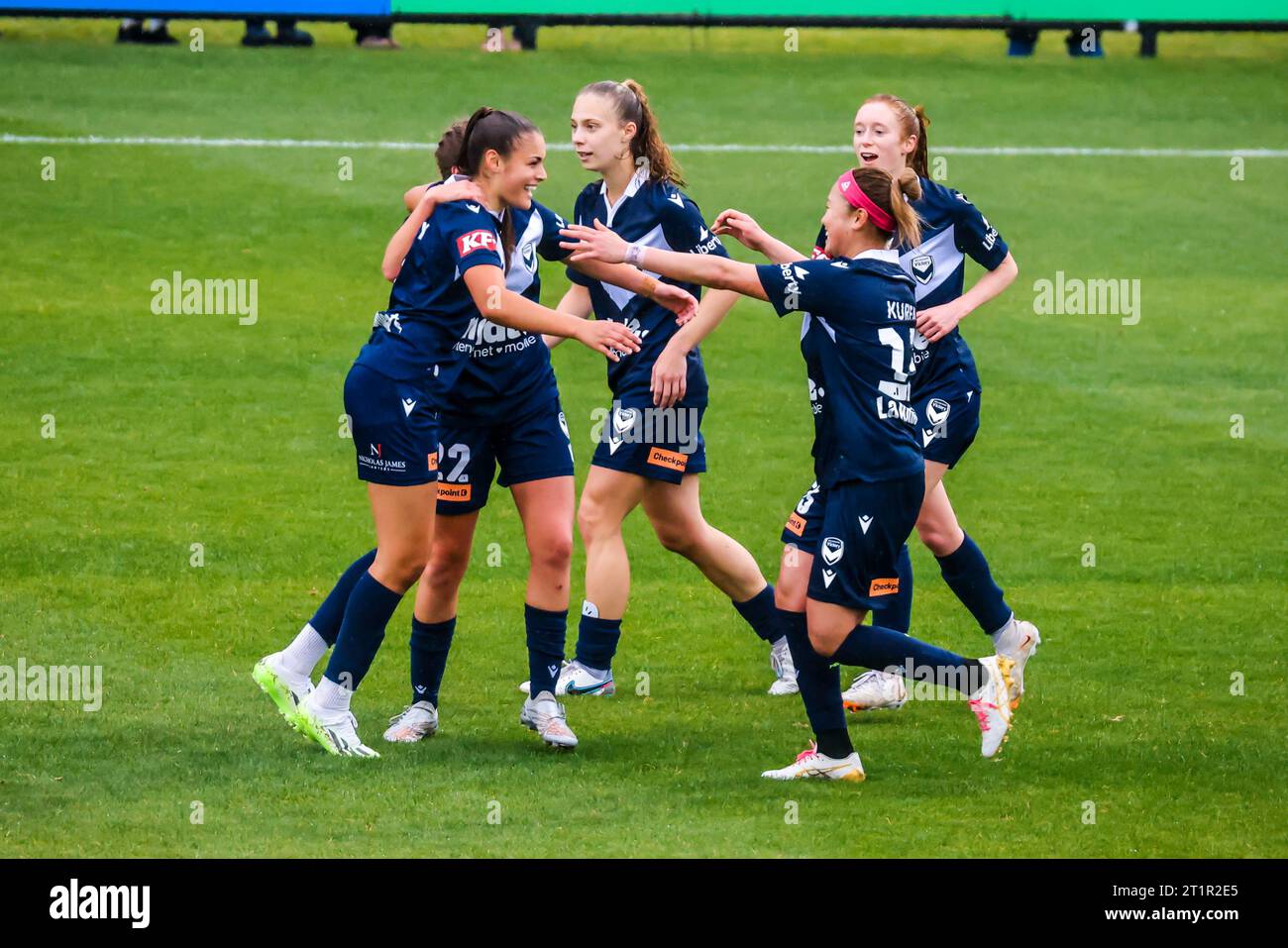 Melbourne, Victoria, Australia. 15 ottobre 2023. MELBOURNE, AUSTRALIA - 15 OTTOBRE: Ella o'Grady di Melbourne Victory segna i punteggi contro Brisbane Roar presso la Trobe University Sports Fields il 15 ottobre 2023 a Melbourne, Australia (Credit Image: © Chris Putnam/ZUMA Press Wire) SOLO USO EDITORIALE! Non per USO commerciale! Foto Stock