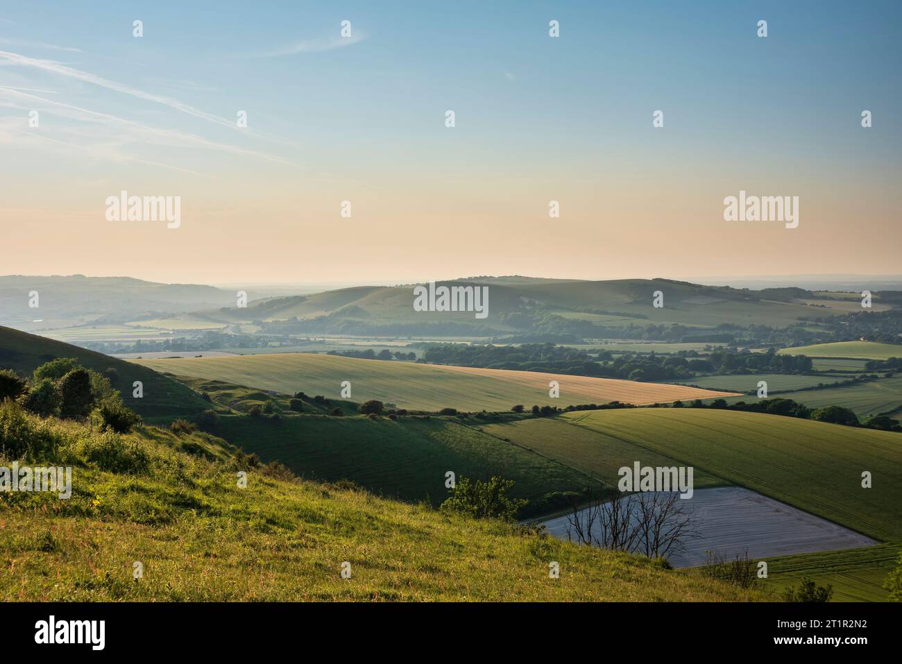 Splendido tramonto estivo da Firle Beacon nel South Downs National Park, nella splendida campagna inglese Foto Stock