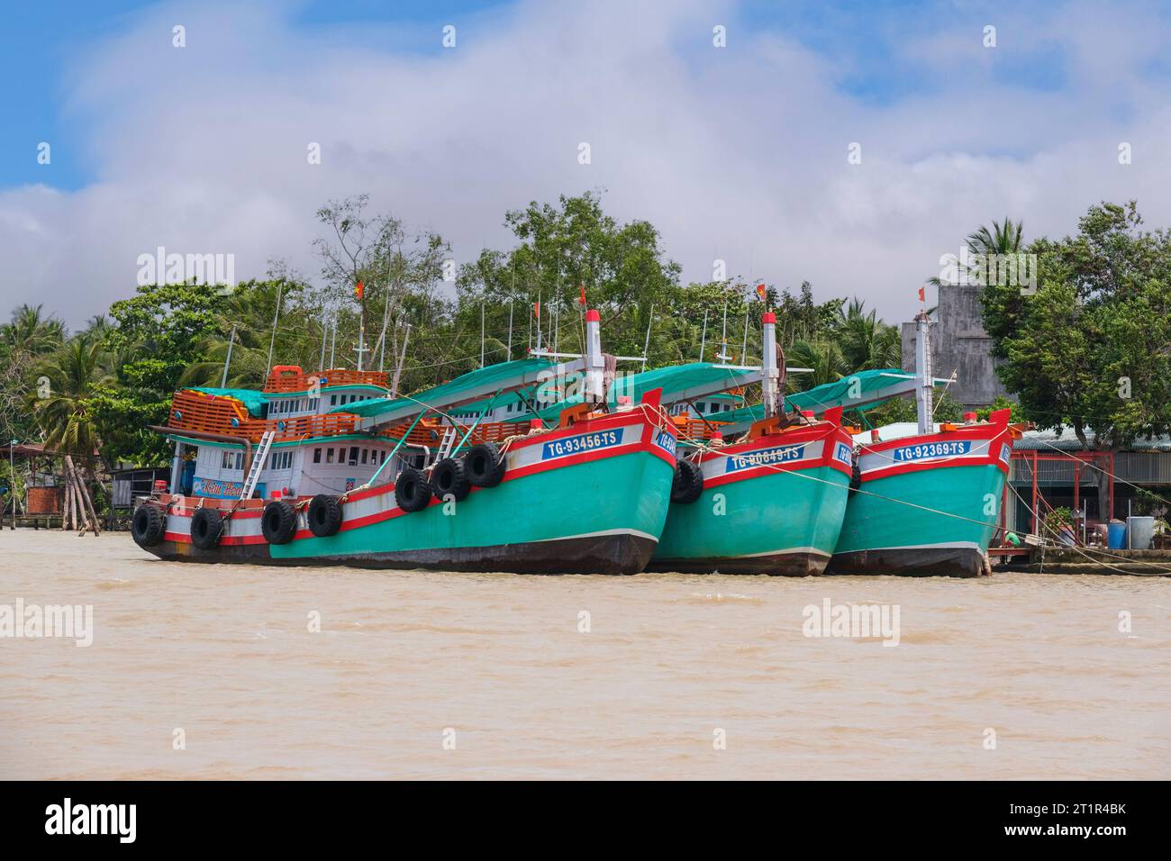 Piccole navi da carico sul fiume Mekong, in Vietnam. Foto Stock