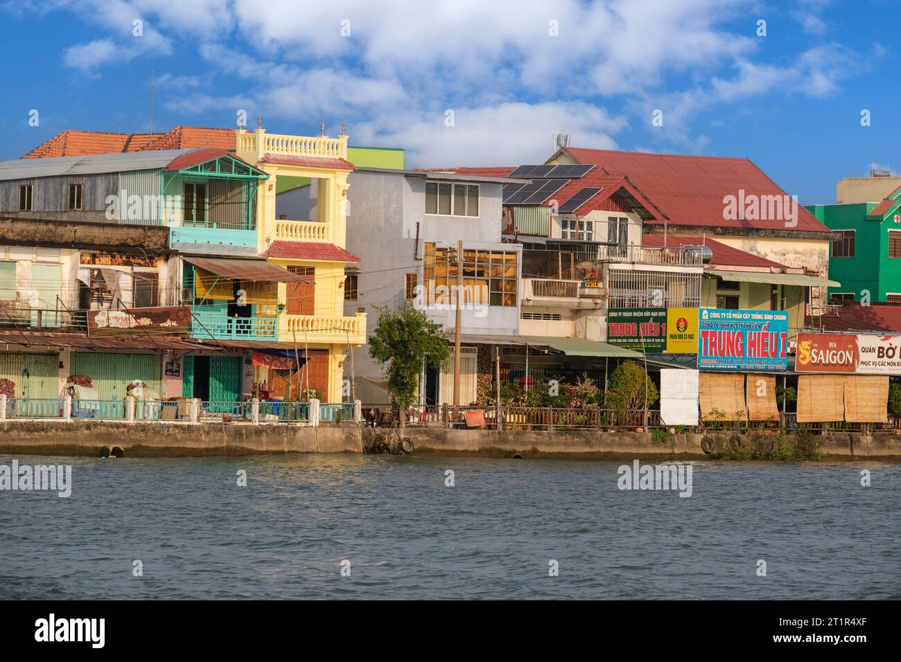 Case lungo la sponda del fiume Saigon, Vietnam. Foto Stock