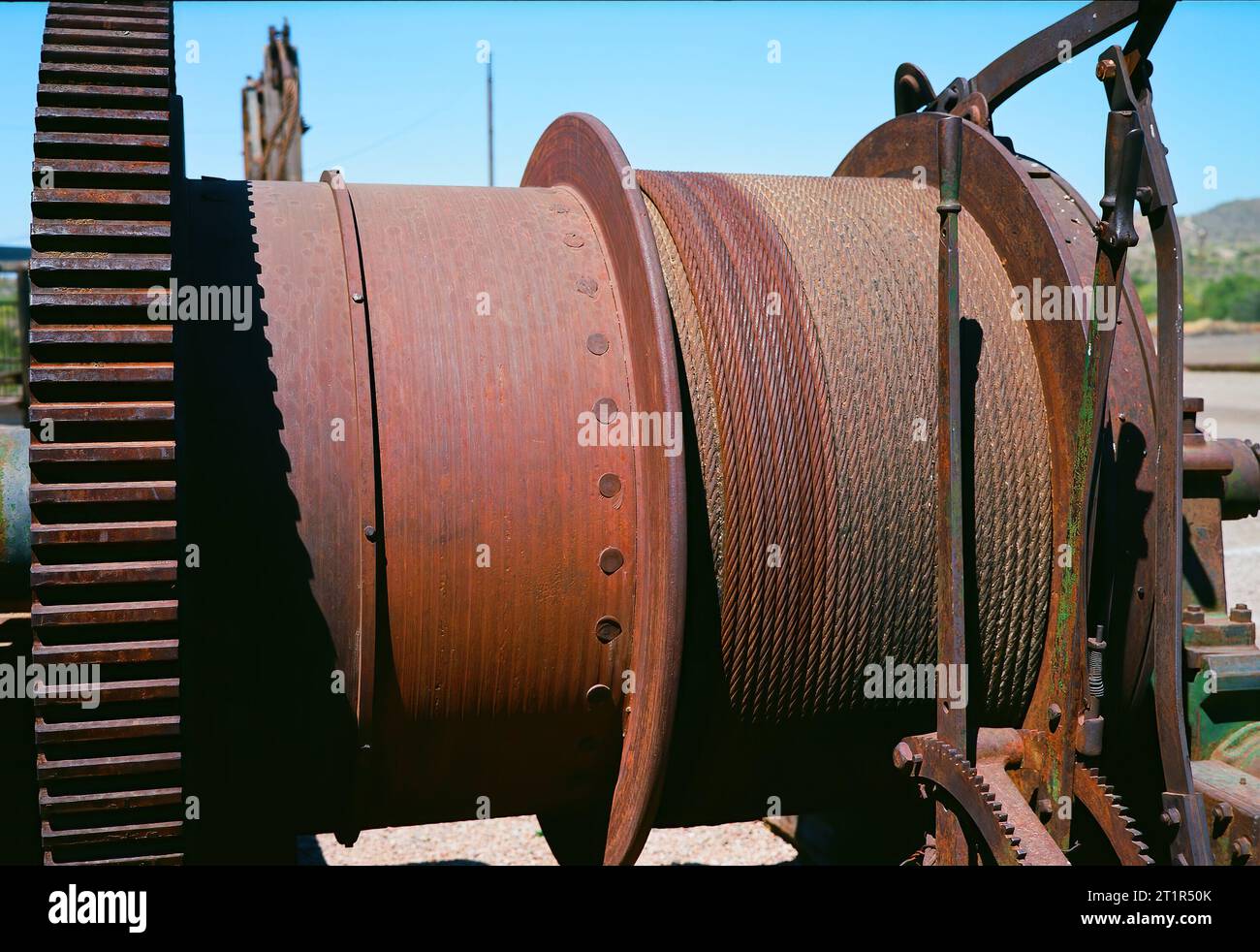 Immagine di una vecchia miniera di ruggine con cavo arrugginito Foto Stock