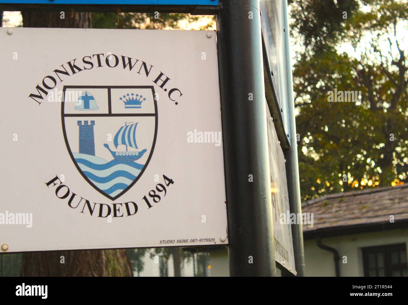 Una foto del logo del Monkstown Hockey Club su un cartello a Dublino, in Irlanda. Foto Stock