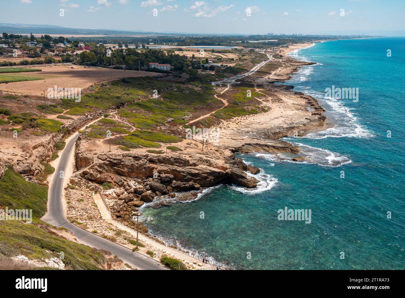 Vista aerea di Rosh Hanikra, nel nord di Israele. Splendidi golfi e mare con acqua turchese Foto Stock