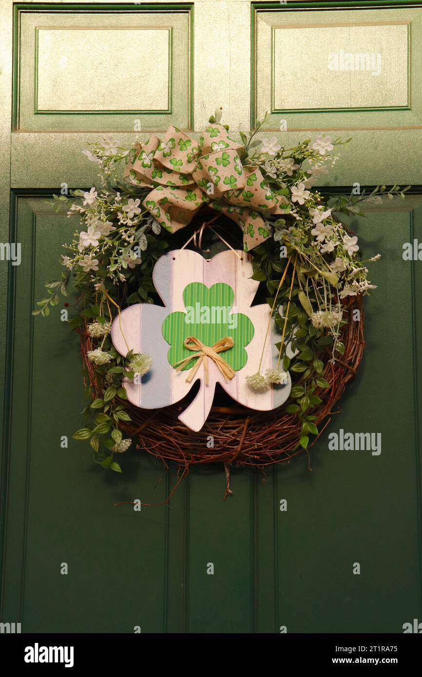 St Patrick's Day Shamrock Wreath su Green Door Foto Stock