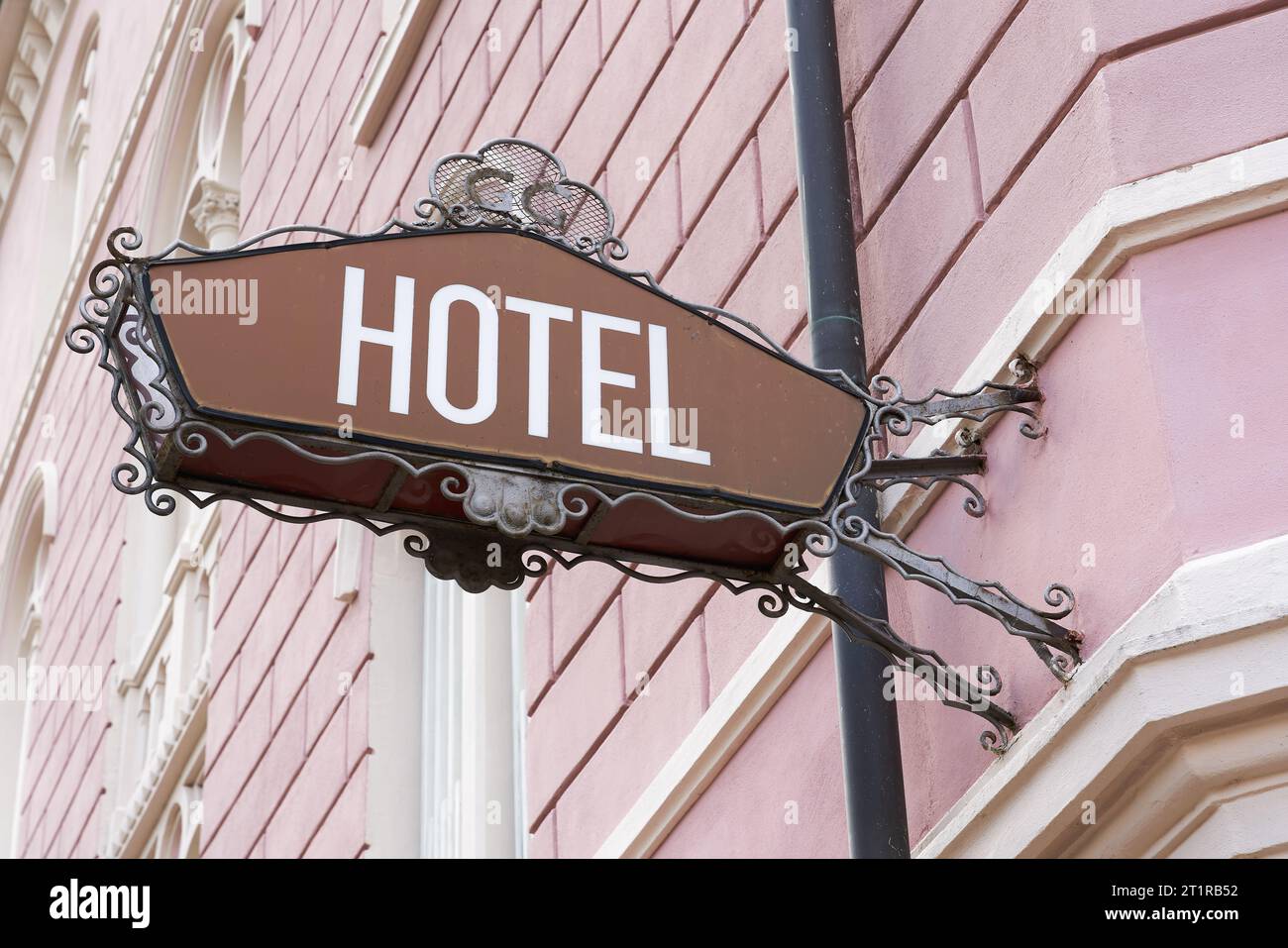 Insegna illuminata di un hotel nella famosa località turistica di Riva del Garda sul Lago di Garda in Italia Foto Stock