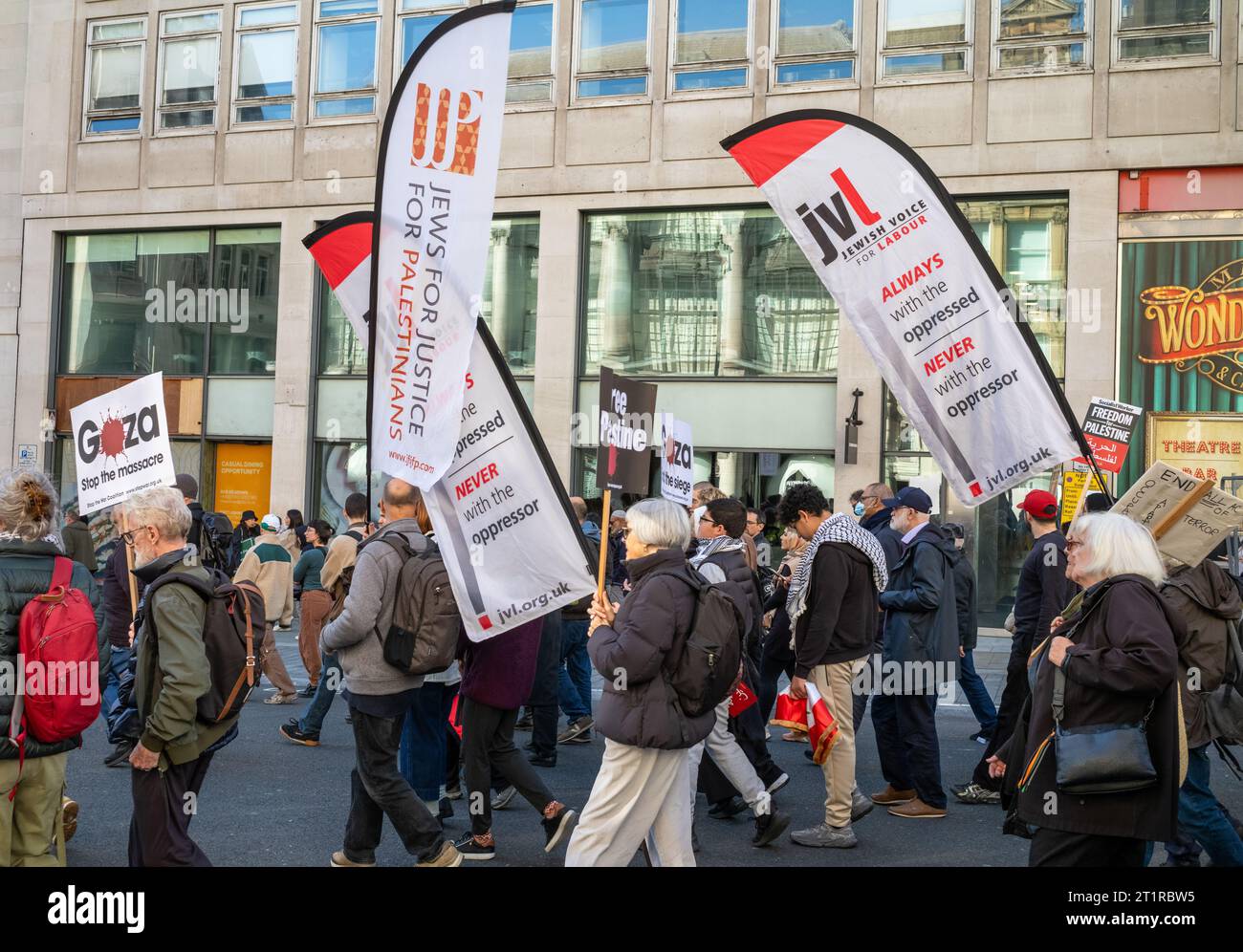Londra, Regno Unito. 14 ottobre 2023: Un gruppo di "ebrei per la giustizia per i palestinesi" marcia in una manifestazione pro-palestinese a Londra contro gli attacchi israeliani o Foto Stock