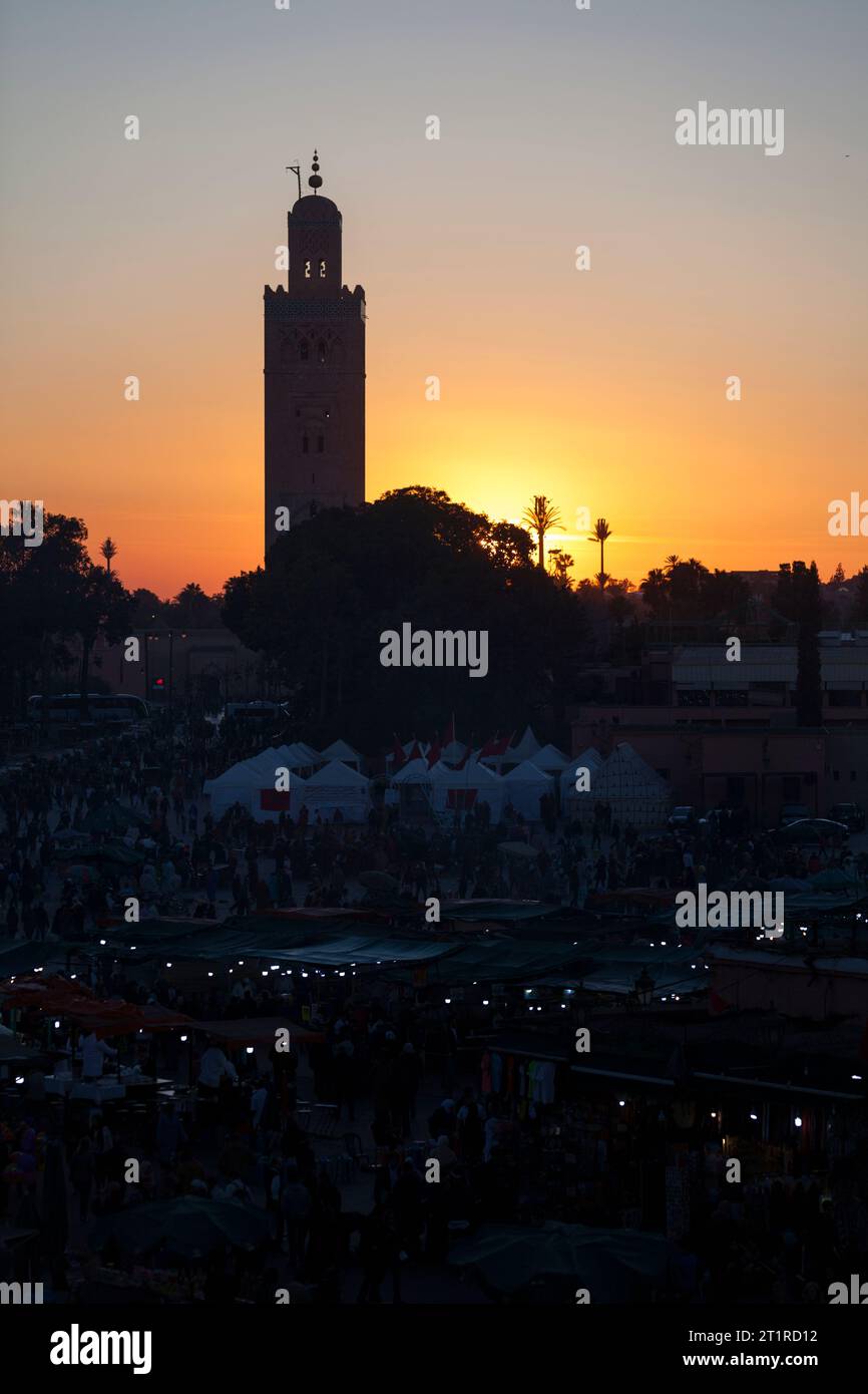 Jemaa el-Fnaa al tramonto con la moschea di Koutoubia alle spalle. Foto Stock