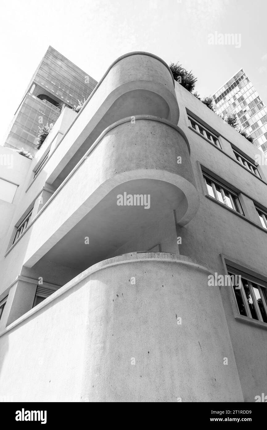 Tipico dettaglio architettonico ispirato al Bauhaus di Tel Aviv, chiamato anche la città Bianca. Tel Aviv ospita ampiamente esempi di architettura modernista-Bauhaus Foto Stock