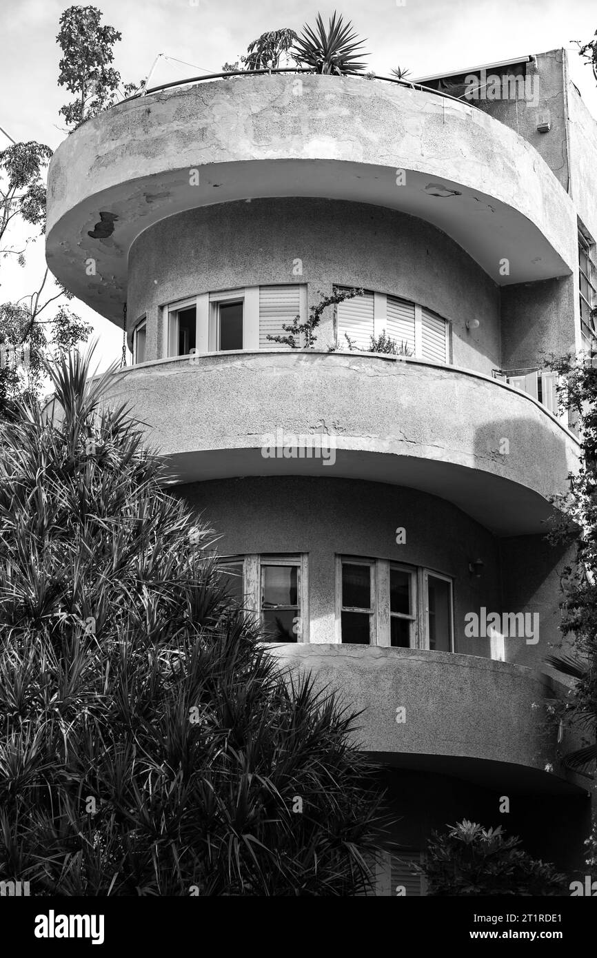 Tipico dettaglio architettonico ispirato al Bauhaus di Tel Aviv, chiamato anche la città Bianca. Tel Aviv ospita ampiamente esempi di architettura modernista-Bauhaus Foto Stock
