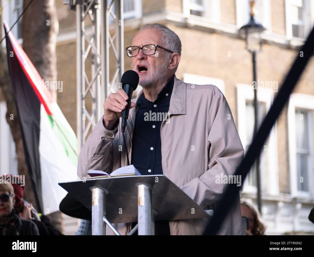 Ex leader laburista Jeremy Corbyn, discorsi alla marcia pro-palestinese a Londra, nel Regno Unito, durante la dimostrazione della campagna di solidarietà della Palestina, la marcia è stata organizzata per protestare contro il confict di Israele Palestina sulla Striscia di Gaza Foto Stock
