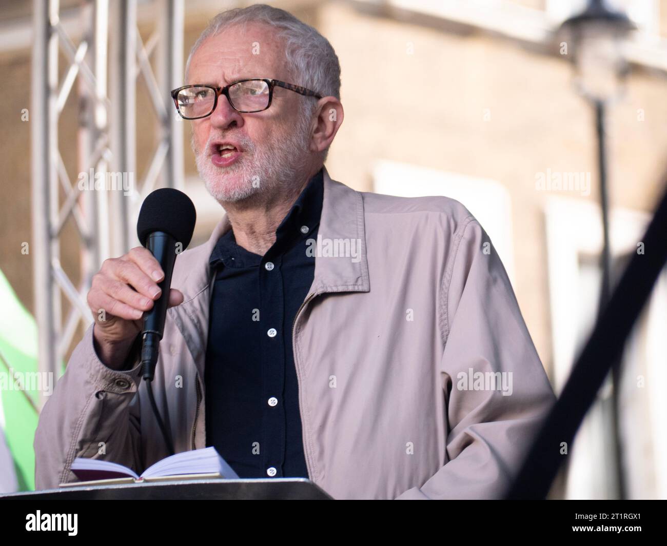 L'ex leader laburista Jeremy Corbyn, parla alla marcia pro-palestinese a Londra, nel Regno Unito, alla dimostrazione della campagna di solidarietà della Palestina, la marcia è stata organizzata per protestare contro il conflitto israelo-palestinese sulla Striscia di Gaza Foto Stock