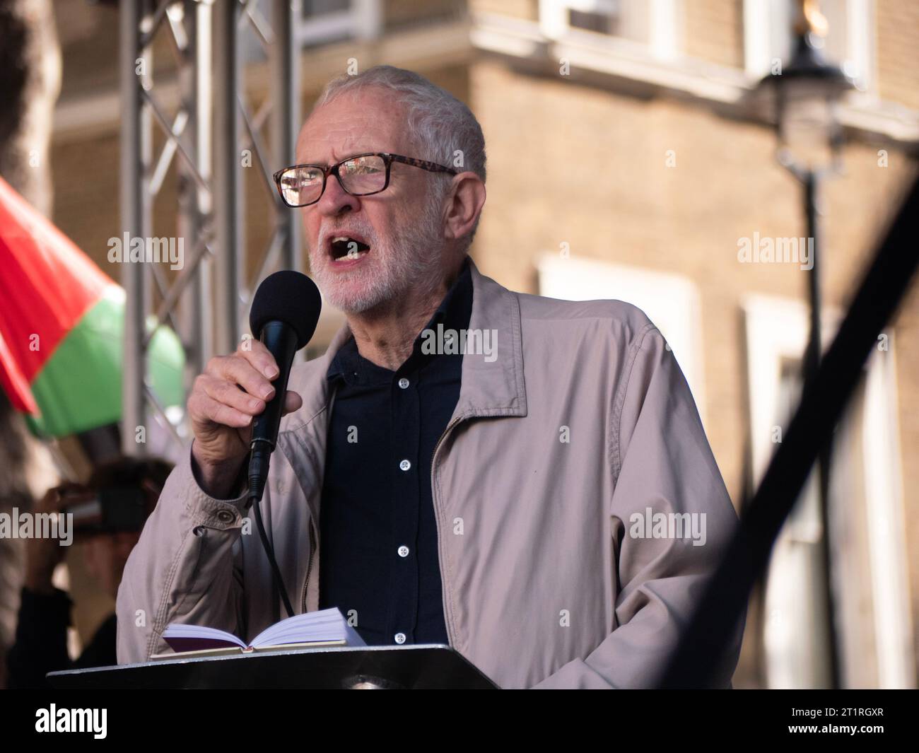 L'ex leader laburista Jeremy Corbyn, parla alla marcia pro-palestinese a Londra, nel Regno Unito, alla dimostrazione della campagna di solidarietà della Palestina, la marcia è stata organizzata per protestare contro il conflitto israelo-palestinese sulla Striscia di Gaza Foto Stock