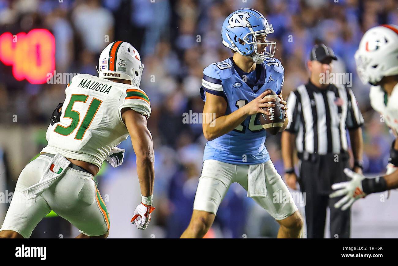 14 ottobre 2023: Francisco Mauigoa, junior dell'Università di Miami (51), che cerca di licenziare il sophomore della Carolina del Nord Drake Maye (10). Partita di football NCAA tra l'Università di Miami e l'Università del North Carolina, al Kenan Memorial Stadium, Chapel Hill, North Carolina. David Beach/CSM Credit: Cal Sport Media/Alamy Live News Foto Stock