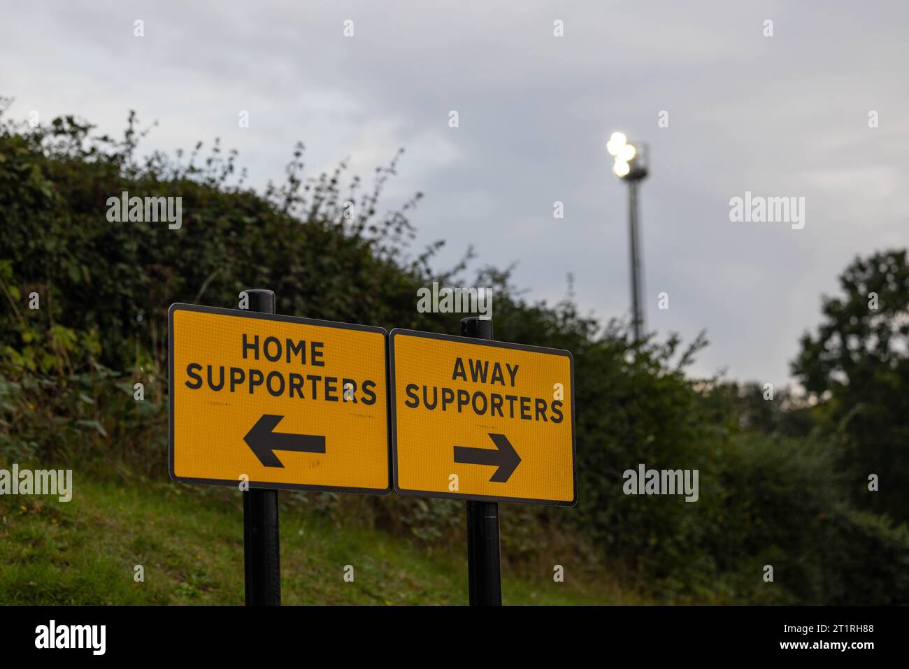 Cartello segregazione che dirige i tifosi di football in casa e in trasferta al Lamex Stadium, sede dello Stevenage Football Club Foto Stock