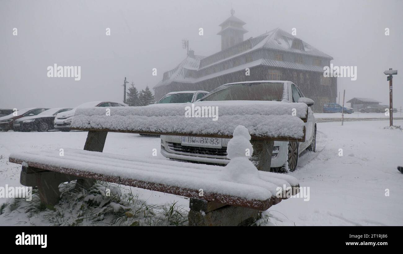 Aggiornamento - Teil 2: Ein dickes Wintergewitter überraschte am Sonntag dann doch noch viele Menschen auf dem Fichtelberg. Lautes Donnergrollen, dichtes Schneetreiben und ein schneebedeckter Fichtelberg gegen 14 Uhr. Ohne Winterreifen ging Nichts voran. Kradfahrer mussten eine Zwangspause einlegen. Die Touristen freute es, es gab eine fette Schneeballschlacht unter den Kindern. Wettersturz im Erzgebirge Nachdem es am Freitag und Samstagvormittag noch frühsommerlich warm gewesen ist, zeigt der Herbst am Sonntag Seine Zähne. BEI Temperaturen von knapp über dem Gefrierpunkt fiel auf dem Fichtelberg der Foto Stock