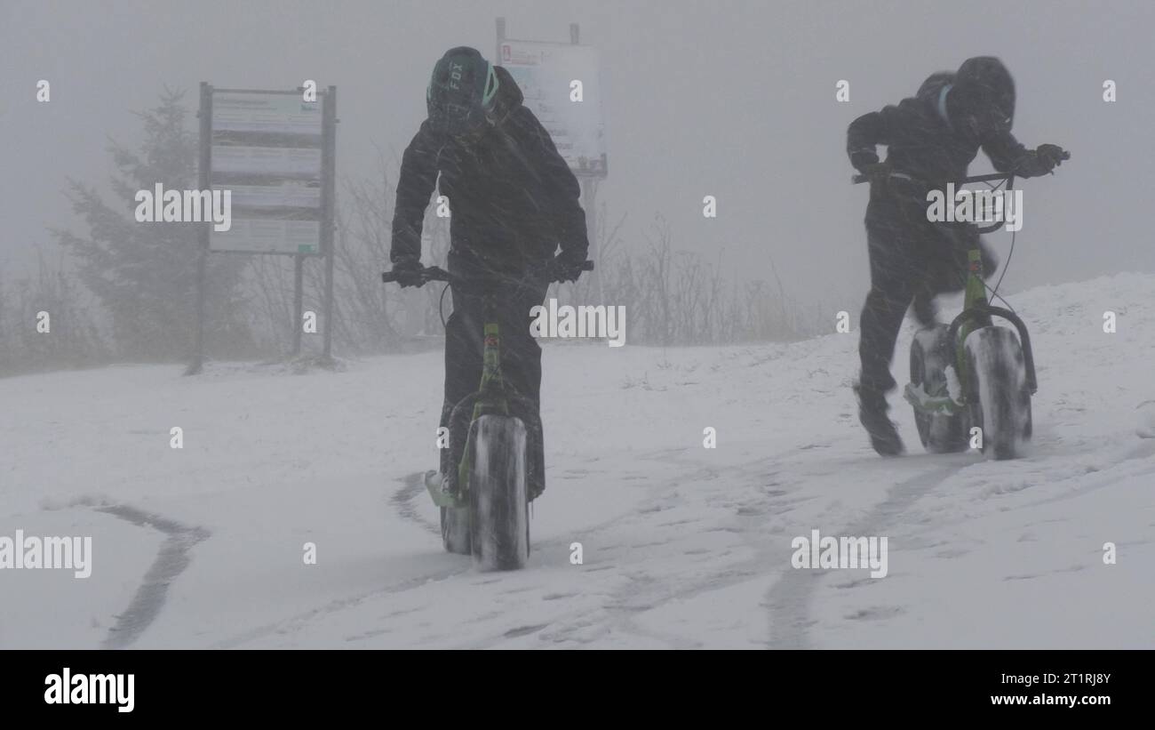 Aggiornamento - Teil 2: Ein dickes Wintergewitter überraschte am Sonntag dann doch noch viele Menschen auf dem Fichtelberg. Lautes Donnergrollen, dichtes Schneetreiben und ein schneebedeckter Fichtelberg gegen 14 Uhr. Ohne Winterreifen ging Nichts voran. Kradfahrer mussten eine Zwangspause einlegen. Die Touristen freute es, es gab eine fette Schneeballschlacht unter den Kindern. Wettersturz im Erzgebirge Nachdem es am Freitag und Samstagvormittag noch frühsommerlich warm gewesen ist, zeigt der Herbst am Sonntag Seine Zähne. BEI Temperaturen von knapp über dem Gefrierpunkt fiel auf dem Fichtelberg der Foto Stock