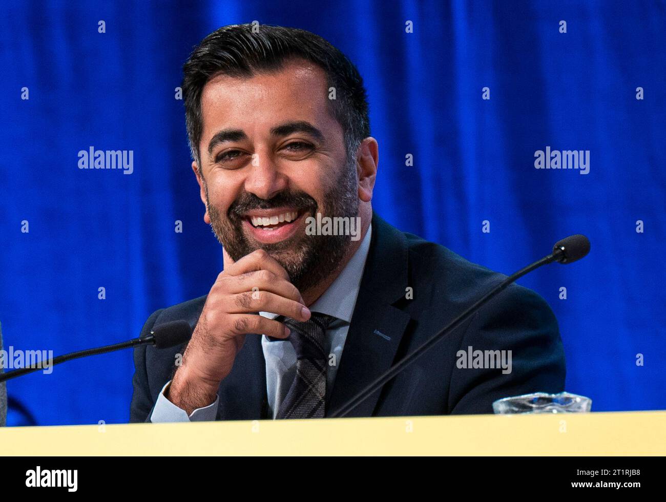 Primo ministro e leader SNP Humza Yousaf durante la risoluzione sulla strategia di indipendenza alla seconda sessione della conferenza annuale SNP presso il complesso eventi di Aberdeen (TECA) ad Aberdeen. Data foto: Domenica 15 ottobre 2023. Foto Stock