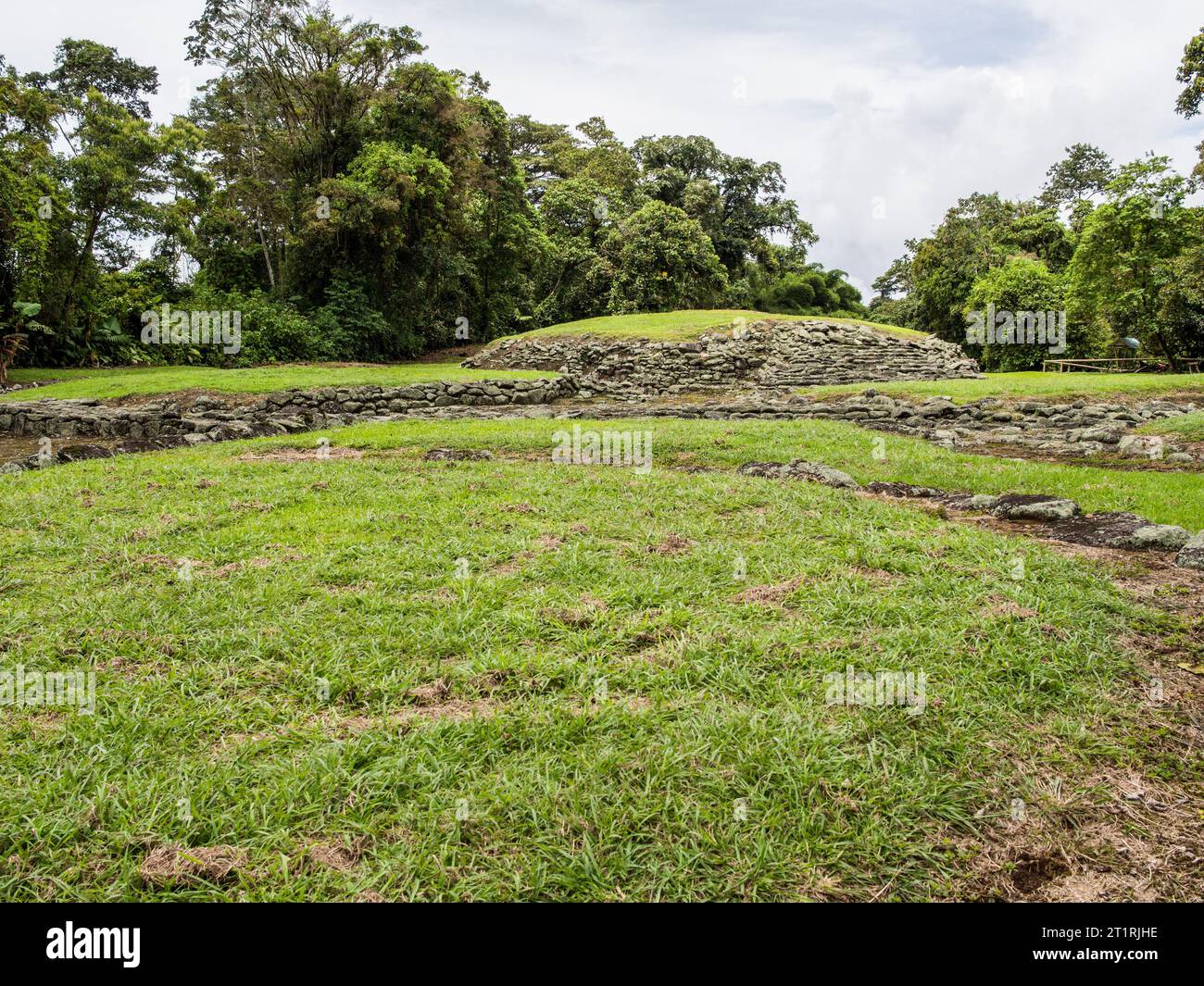 Tumuli di pietra dove un tempo sorgeva una casa conica in legno nel sito precolombiano del Monumento Nazionale di Guayabo, Costa Rica. Foto Stock