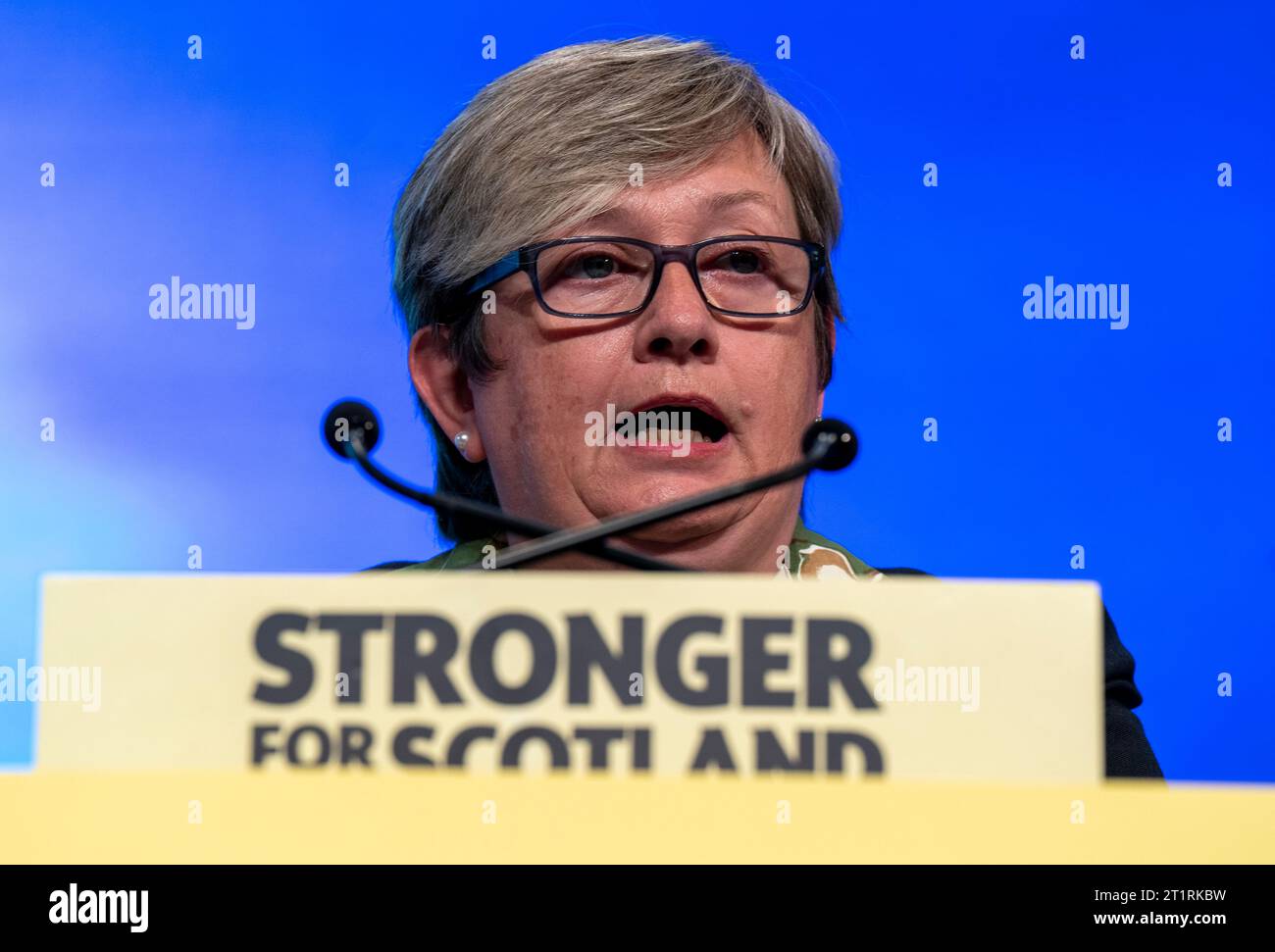 Joanna Cherry MP durante la risoluzione della strategia di indipendenza alla seconda sessione della conferenza annuale SNP presso il complesso eventi di Aberdeen (TECA) ad Aberdeen. Data foto: Domenica 15 ottobre 2023. Foto Stock