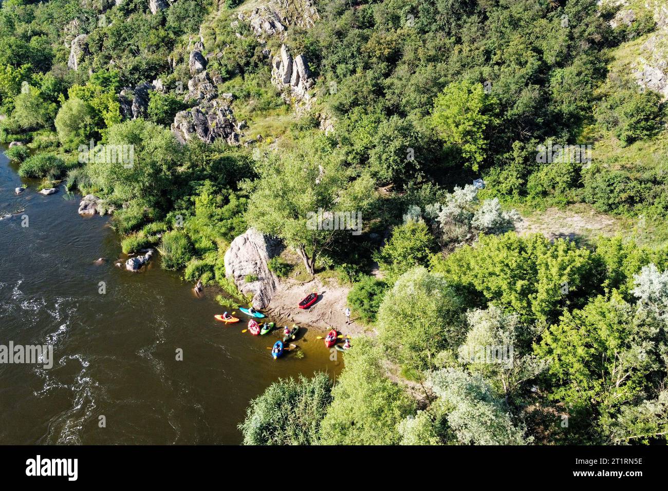 Barche sulla riva rocciosa del fiume Bug meridionale in Ucraina. Paesaggio da una vista a volo d'uccello. Paesaggio pittoresco. Foto Stock