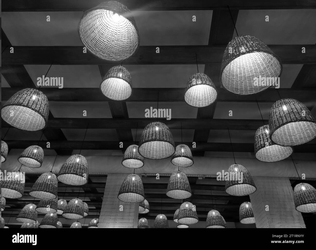 Lampade elettriche bianche e nere e soffitto in legno. Carta da parati monocromatica per caffè Foto Stock