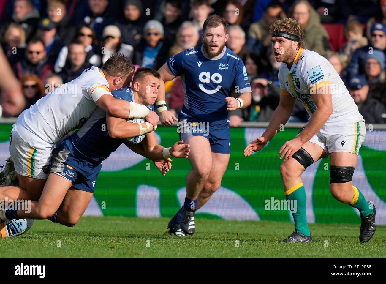 Eccles, Regno Unito. 15 ottobre 2023. Joe Carpenter #15 di sale Sharks viene affrontato durante il Gallagher Premiership Match sale Sharks vs Northampton Saints all'AJ Bell Stadium, Eccles, Regno Unito, il 15 ottobre 2023 (foto di Steve Flynn/News Images) ad Eccles, Regno Unito il 10/15/2023. (Foto di Steve Flynn/News Images/Sipa USA) credito: SIPA USA/Alamy Live News Foto Stock