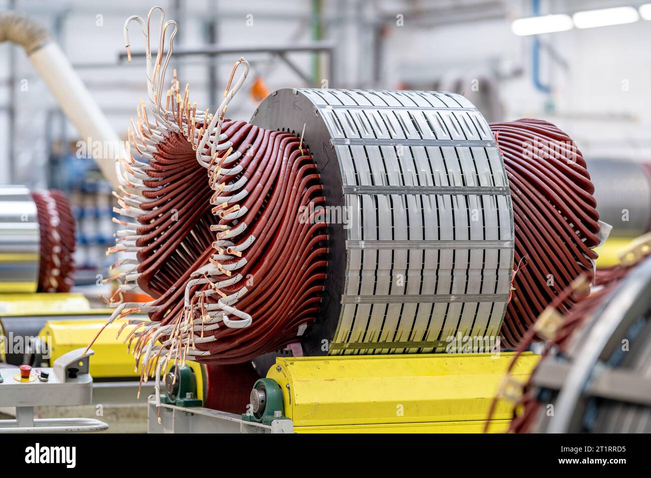 avvolgere il filo del motore elettrico sulla linea di produzione della fabbrica Foto Stock