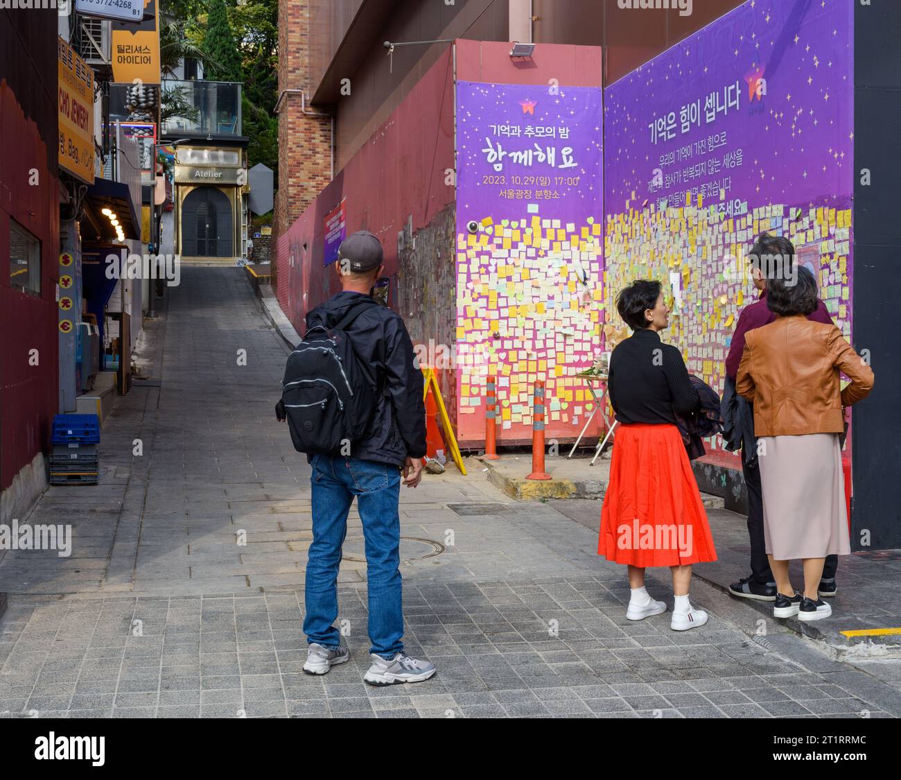 Seoul, Corea del Sud. 15 ottobre 2023. La gente visita il luogo di una fuga di folla avvenuta a Itaewon. Il bilancio delle morti per la folla si schianta per le strade di Itaewon a Seoul. Un totale di 132 coreani e 26 stranieri morirono durante un'ondata di folla nel quartiere dell'intrattenimento di Itaewon il 29 ottobre 2022. (Foto di Kim Jae-Hwan/SOPA Images/Sipa USA) credito: SIPA USA/Alamy Live News Foto Stock