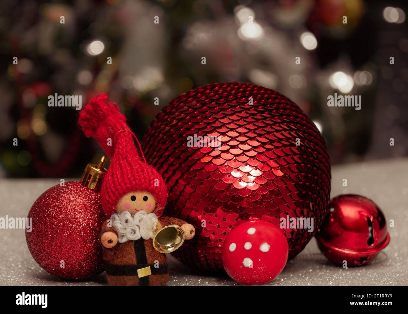 Selezione di decorazioni di Natale rosse con sfondo sfocato e scintillante Foto Stock