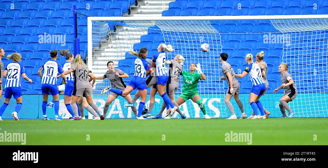 Brighton Regno Unito 15 ottobre 2023 - Elisabeth Terland (3° da sinistra) conduce Brighton in vantaggio durante la partita di calcio femminile Barclays Super League tra Brighton e Hove Albion e Tottenham Hotspur all'American Express Stadium (solo per uso editoriale): Credit Simon Dack /TPI/ Alamy Live News Foto Stock