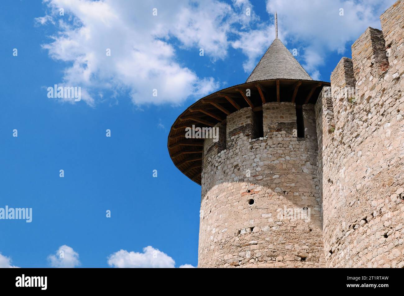 Torre della fortezza con tetto piastrellato su sfondo blu. Luogo Moldavia, Soroca, Europa. Esplora la bellezza del mondo. Foto Stock