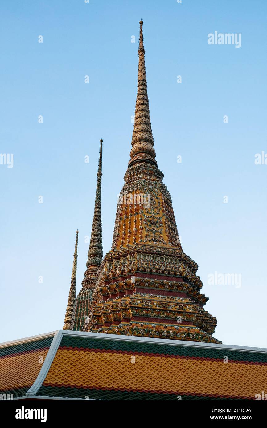 Tre guglie ornate del tempio contro un cielo blu. Le guglie sono decorate con piastrelle colorate e accenti dorati e sono di altezza diversa. Foto Stock