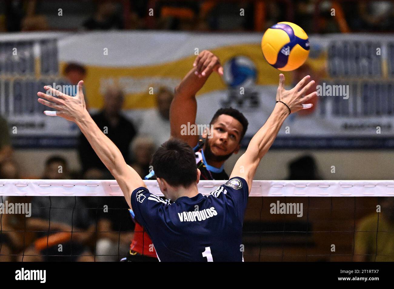 Jesi, Italia. 15 ottobre 2023. Picco durante la finale 3°/4° posto - Allianz Milano vs Olympiakos Pireo, Volleyball test Match a Jesi, Italia, 15 ottobre 2023 crediti: Agenzia fotografica indipendente/Alamy Live News Foto Stock