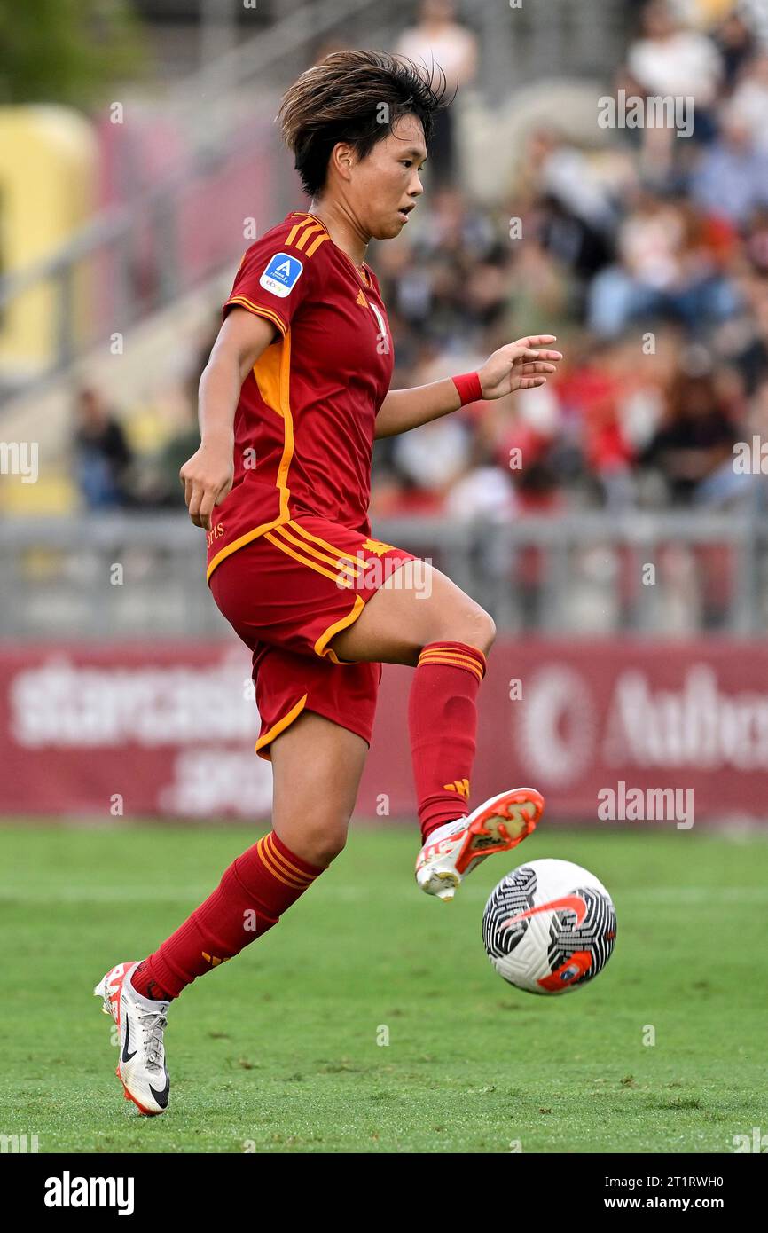 Roma, Italia. 15 ottobre 2023. Moeka Minami di AS Roma in azione durante la partita di calcio femminile serie A 2023/2024 tra AS Roma e FC Internazionale allo stadio tre Fontane, Roma (Italia), 15 ottobre 2023. Crediti: Insidefoto di andrea staccioli/Alamy Live News Foto Stock