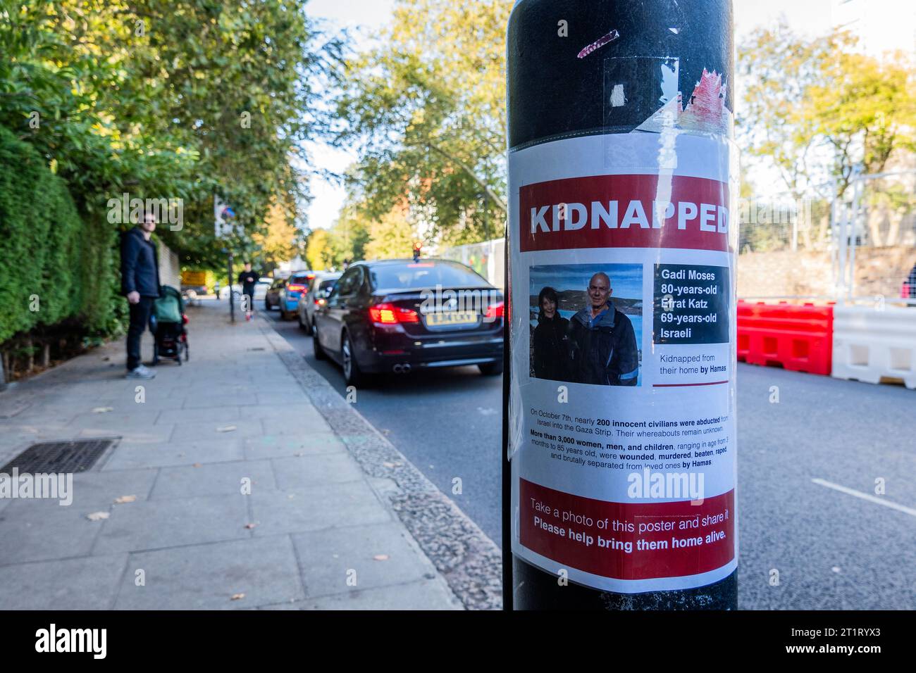 Londra, Regno Unito. 15 ottobre 2023. Tre uomini e due bambini hanno messo su poster rapiti intorno a Belsize Park, a nord di Londra. Chiedono aiuto per i '200 civili innocenti rapiti, da Hamas e portati nella Striscia di Gaza. Crediti: Guy Bell/Alamy Live News Foto Stock