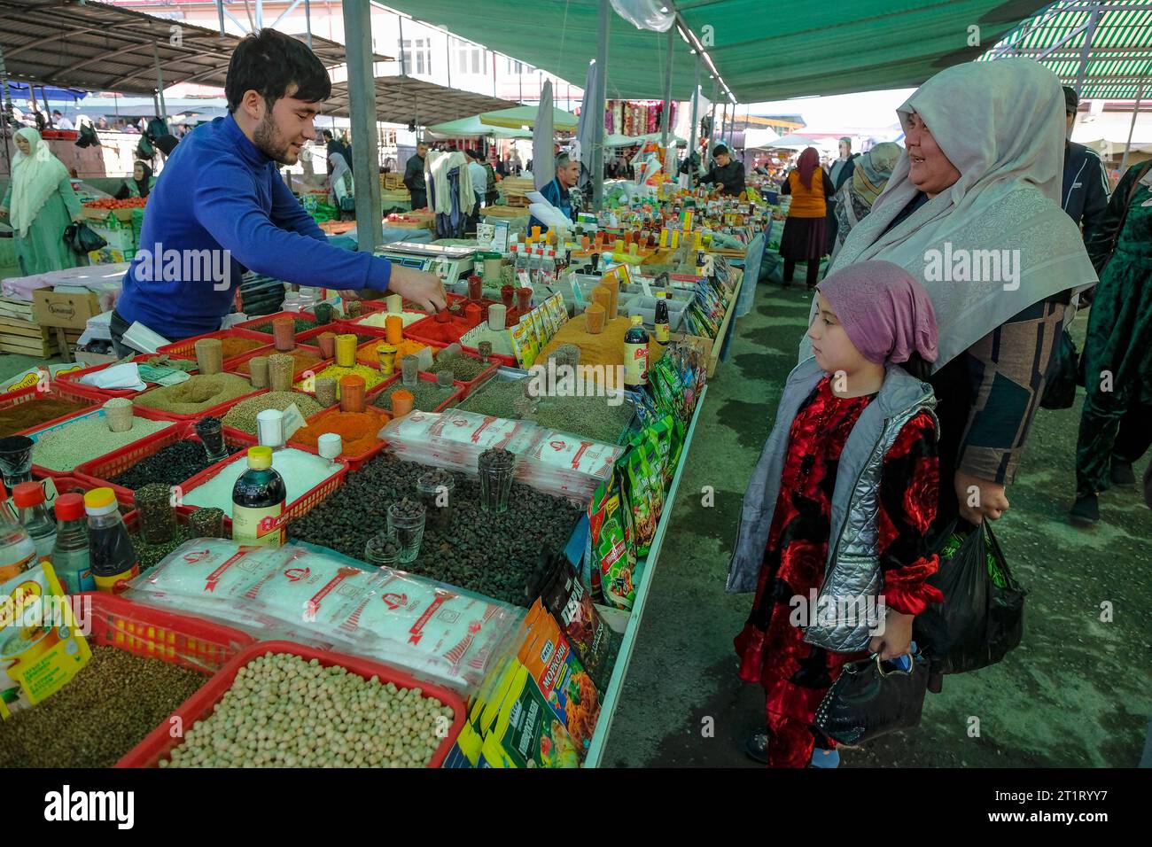 Namangan, Uzbekistan - 15 ottobre 2023: Un venditore di spezie al Chorsu Bazaar di Namangan, Uzbekistan. Foto Stock