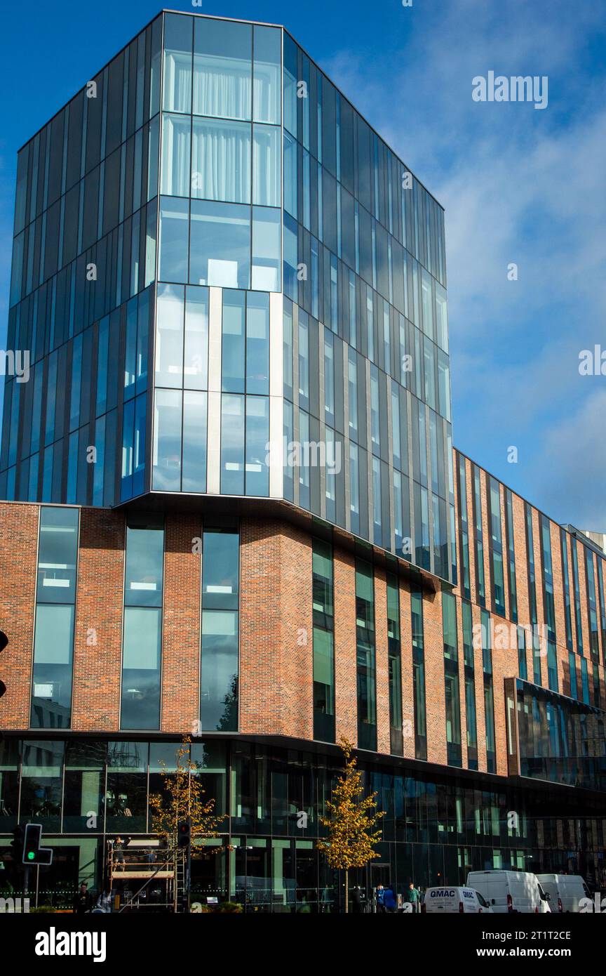 Belfast, Regno Unito, 29 settembre 2023. Vista sulla strada degli edifici del campus dell'Università dell'Ulster di Belfast in York Street. Foto Stock