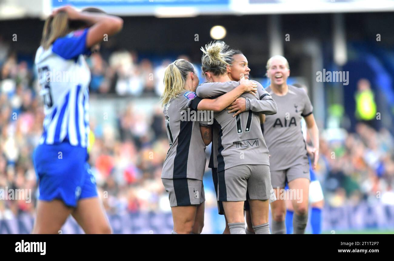 Brighton Regno Unito 15 ottobre 2023 - Martha Thomas del Tottenham (no 17) viene derubata dopo aver segnato il loro pareggio nel primo tempo contro Brighton durante la partita di calcio femminile della Super League di Barclays tra Brighton e Hove Albion e Tottenham Hotspur all'American Express Stadium (solo per uso editoriale): Credit Simon Dack /TPI/ Alamy Live News Foto Stock