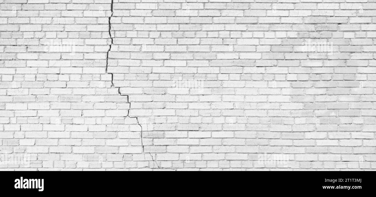 Abstract bianco grigio vecchie crepe struttura murale per sfondo motivo. immagine panoramica ampia. Struttura murale nera sfondo ruvido in cemento scuro vecchio Foto Stock