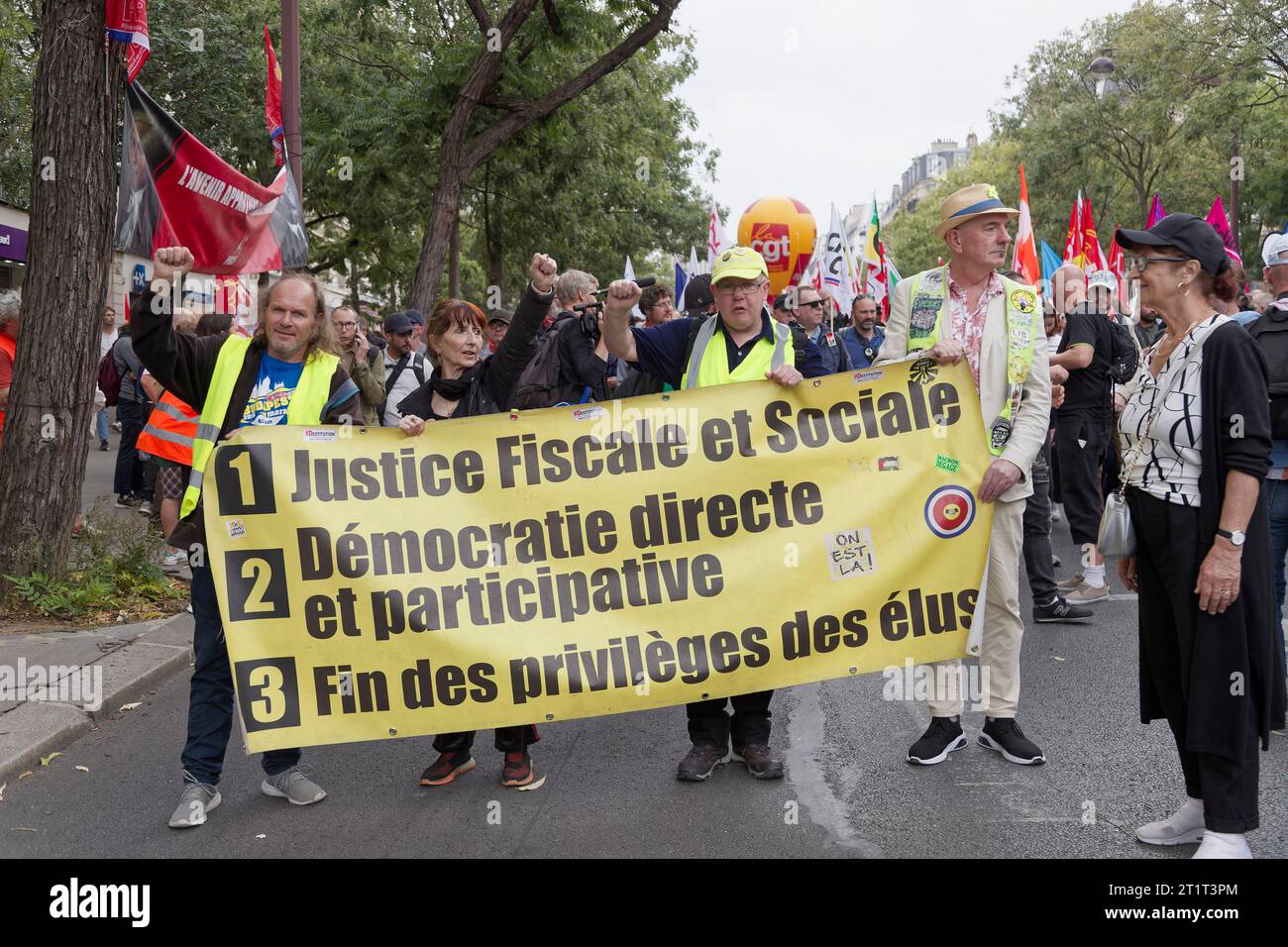 Parigi, Francia. 13 ottobre 2023. Dimostrazione intersindacale per aumentare i salari, per la parità di genere, contro l’austerità, le pensioni a Parigi, in Francia Foto Stock