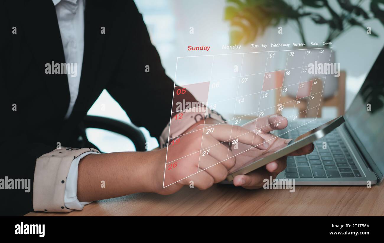 Donna d'affari che contrassegna le date sul calendario virtuale, gestisce il suo programma aziendale, imposta promemoria per appuntamenti importanti, collage creativo per PL Foto Stock