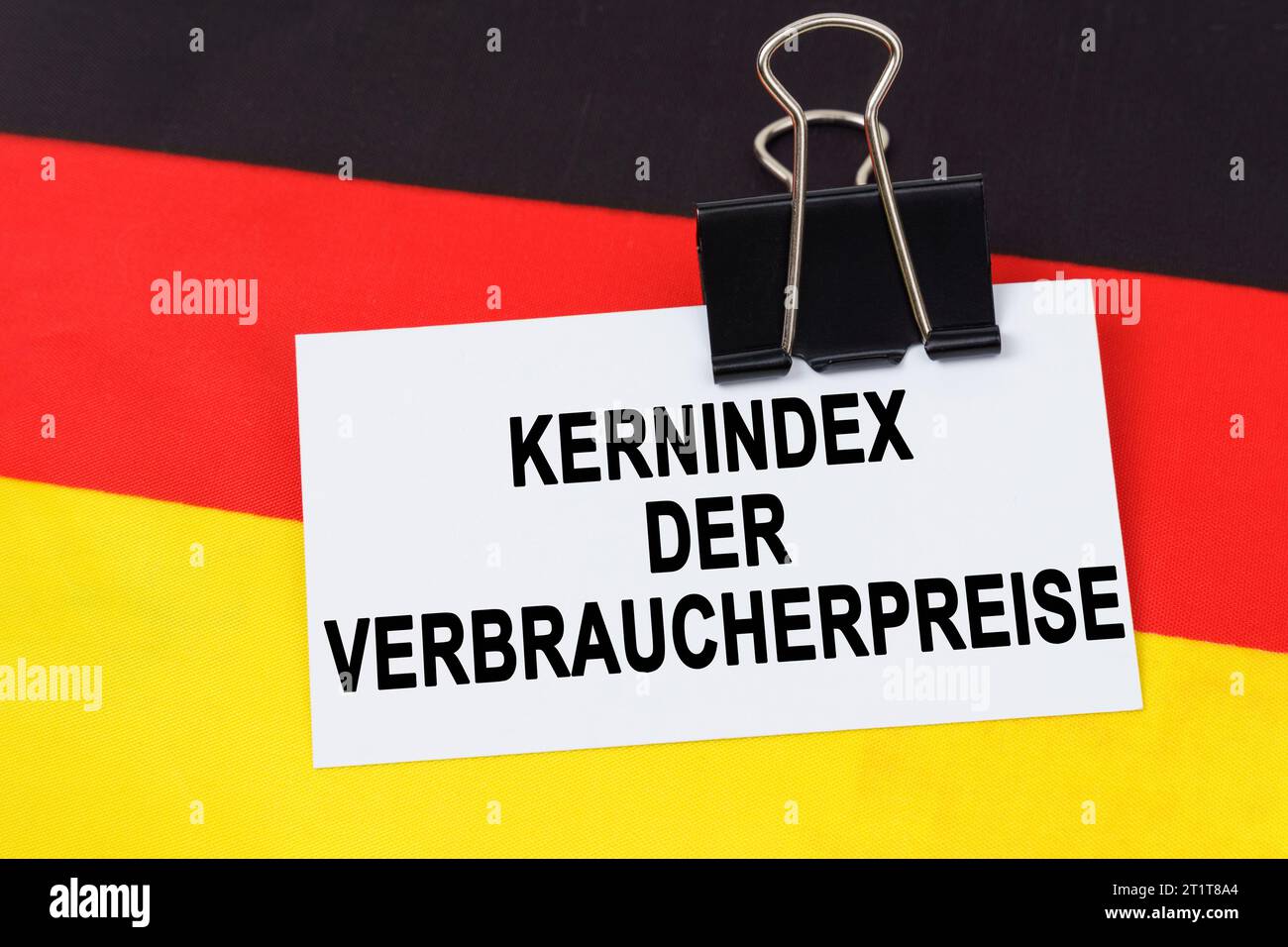 Economia e finanza. Sulla bandiera della Germania si trova un biglietto da visita con l'iscrizione - indice principale dei prezzi al consumo. Testo in tedesco. Foto Stock