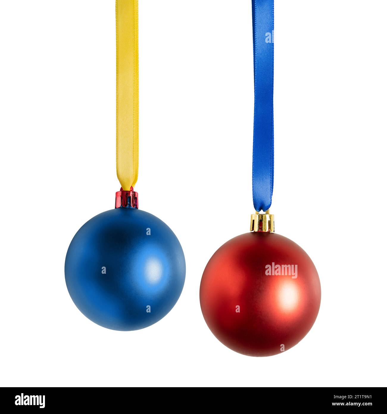 Palline di Natale blu e rosse con nastro giallo e blu su sfondo bianco con percorso di ritaglio Foto Stock