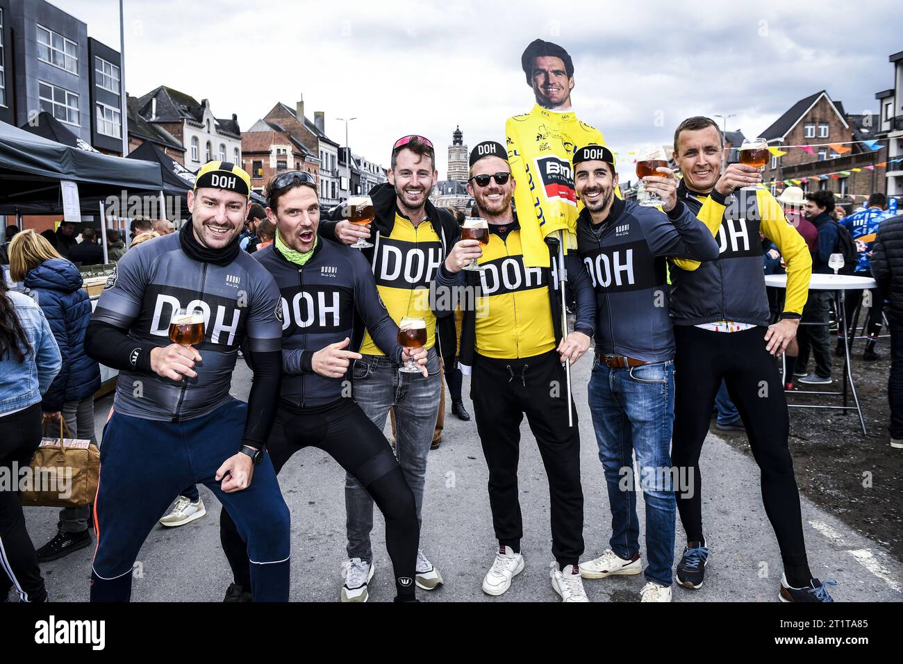 I fan di Greg Van Avermaet fotografati durante un evento di addio 'Goodbye Greg' per il ciclista Van Avermaet, a Dendermonde. Van Avermaet dice addio al gruppo ciclistico. Dopo diciassette stagioni professionistiche con 42 vittorie, tra cui la Parigi-Roubaix e la gara olimpica su strada del 2016 a Rio, sta ufficialmente appendendo la sua moto. Per dire addio in modo appropriato, organizza un festival ciclistico e calcistico nella sua città natale, Dendermonde. Al mattino c'è un fan Ride e nel pomeriggio c'è una fan zone e un festival gratuito. BELGA FOTO TOM GOYVAERTS Foto Stock