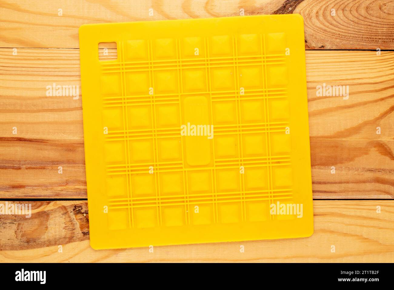 Un supporto per vasetti in silicone, macro, su un tavolo in legno, vista dall'alto. Foto Stock