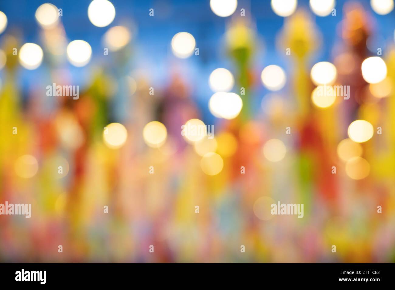 Sfondo astratto con luci a lanterna di notte. Popolare festival delle lanterne durante Loy Krathong nel nord della Thailandia. Foto Stock