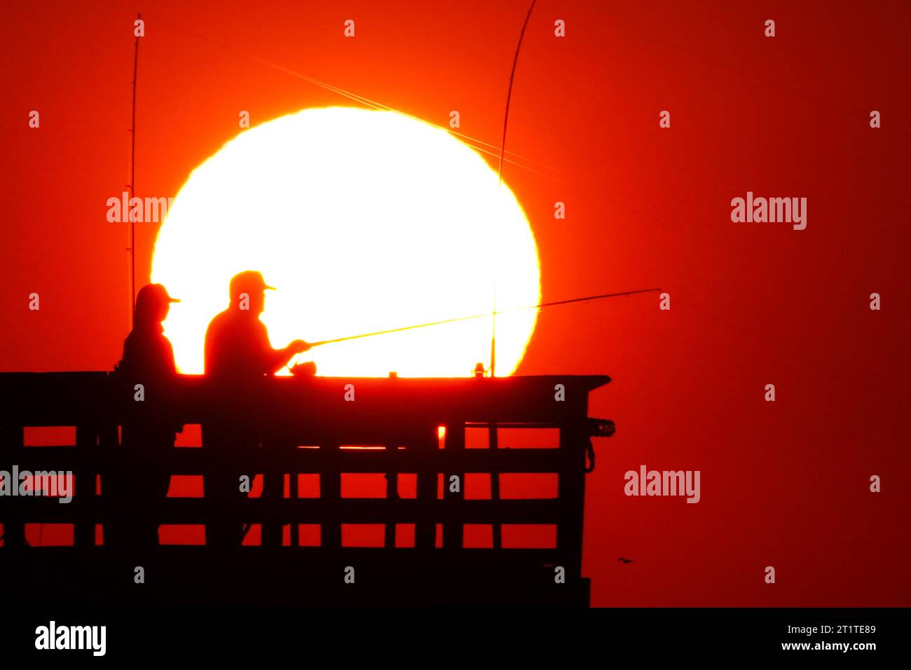 Isola di Palms, Stati Uniti. 15 ottobre 2023. Fisher folk, sagomato dall'alba, è pronto per la mattina a prendere il Sea Cabins Pier in una mattinata fredda nel basso paese, il 15 ottobre 2023 a Isle of Palms, South Carolina. Crediti: Richard Ellis/Richard Ellis/Alamy Live News Foto Stock