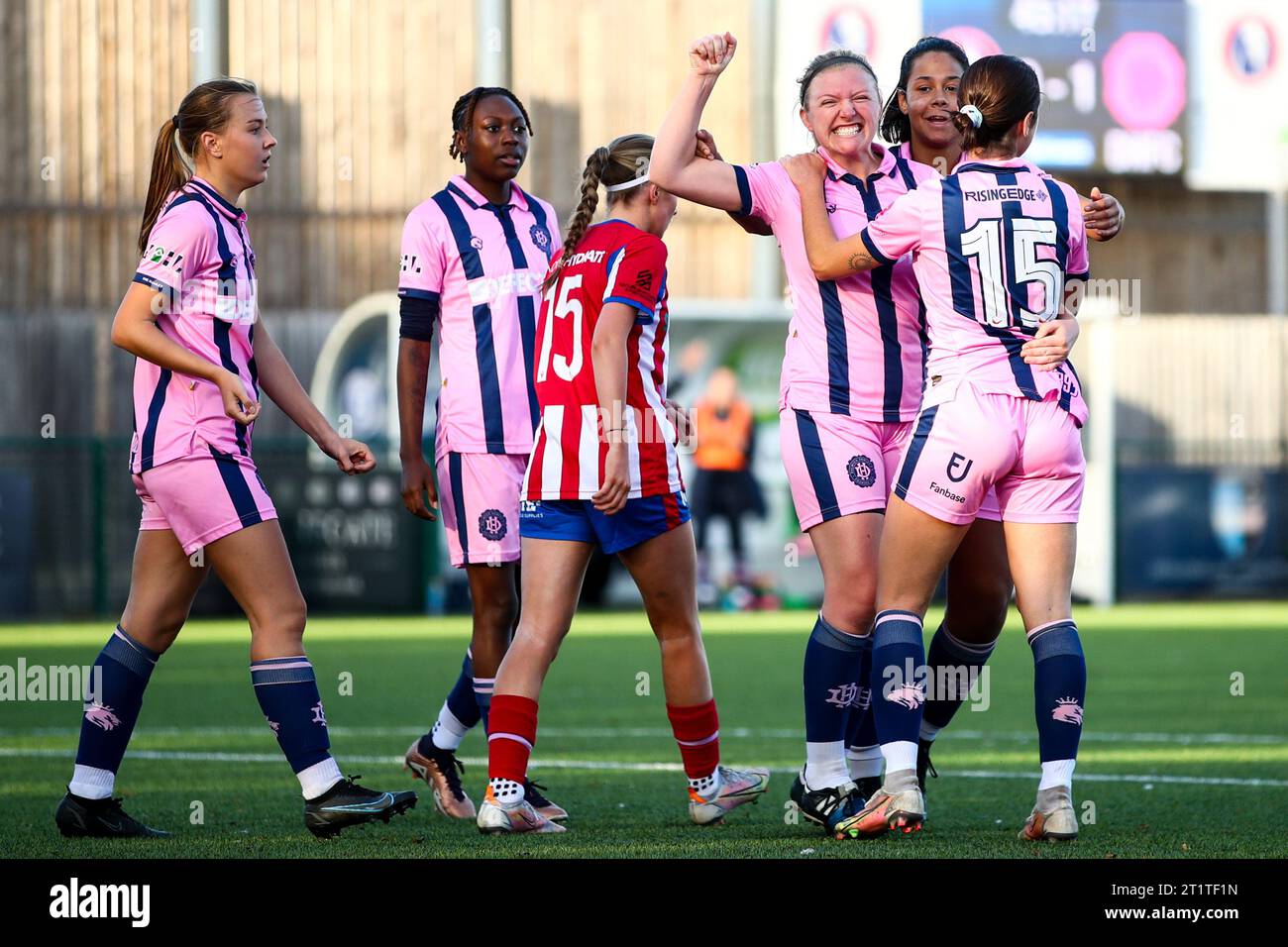 Londra, Regno Unito. 15 ottobre 2023. Londra, Inghilterra, 15 ottobre 2023: Erin Corrigan (12 Dulwich Amleto) festeggia il secondo gol della sua squadra durante la partita di Premier League tra Dorking Wanderers e Dulwich Amleto a Meadowbank a Londra, Inghilterra. (Liam Asman/SPP) credito: SPP Sport Press Photo. /Alamy Live News Foto Stock