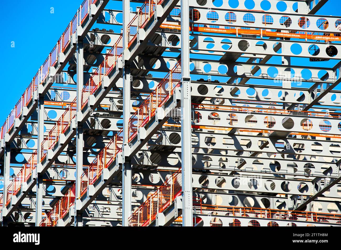 Edificio di uffici in costruzione. Telai in acciaio in posizione Foto Stock