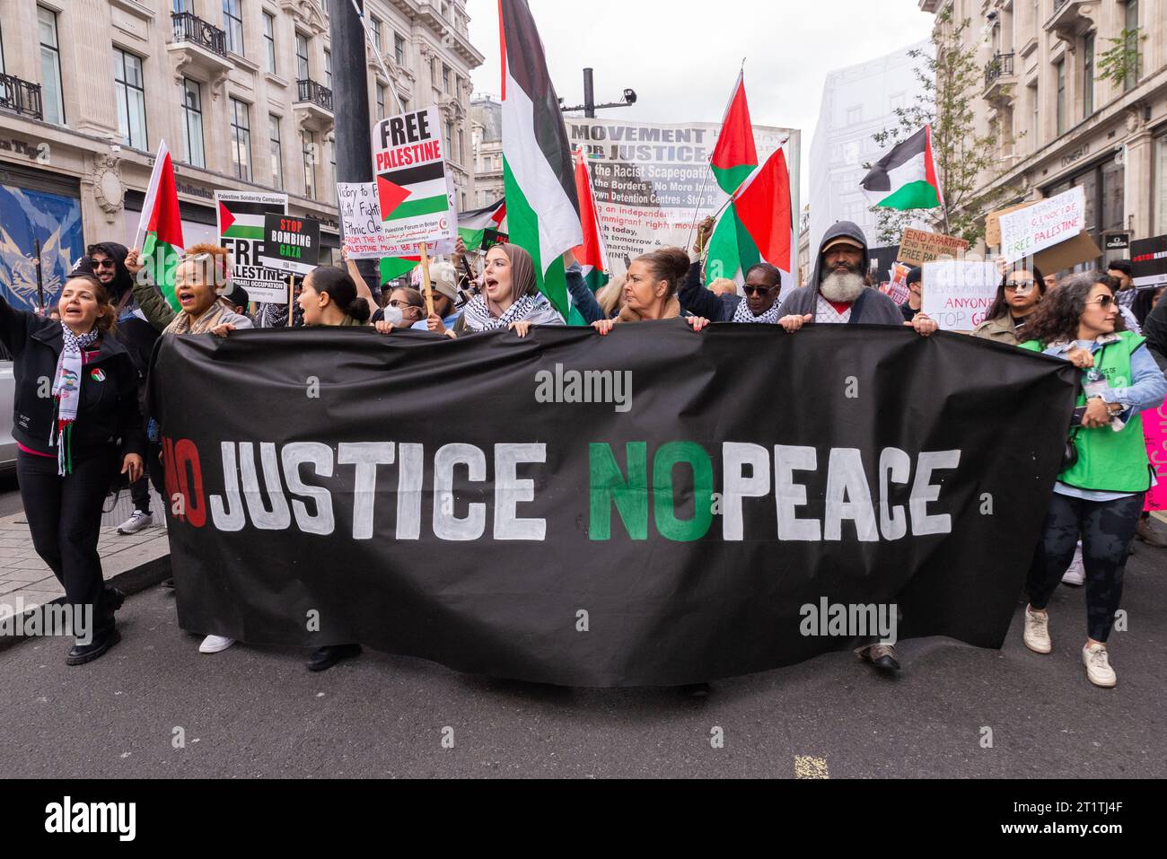 Protesta per la Palestina dopo l'escalation dell'azione militare nel conflitto della Striscia di Gaza tra Israele e Hamas. Nessuna giustizia, nessuna bandiera di pace. Donne Foto Stock